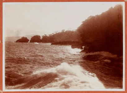 KITLV - 19137 - Kurkdjian, N.V. Photografisch Atelier - Soerabaja - Coast, presumably of Java - circa 1920