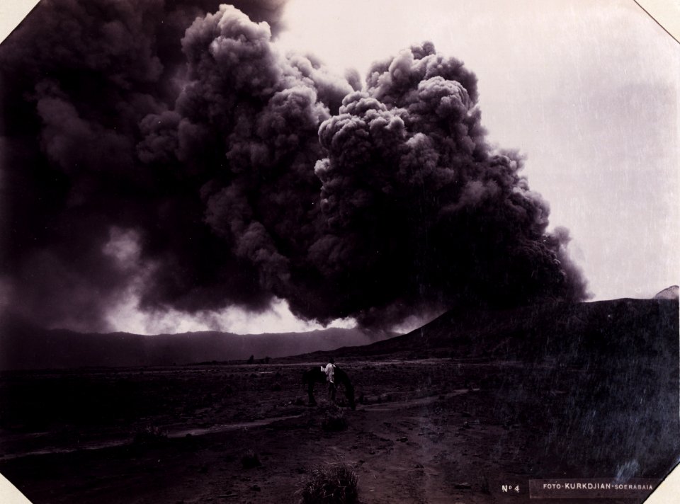 KITLV - 142938 - Kurkdjian, N.V. Photografisch Atelier - Soerabaia-Java - Sand Sea (Lautan pasir) and Mount Batok near Mount Bromo in the Tengger Mountains in East Java - circa 1915