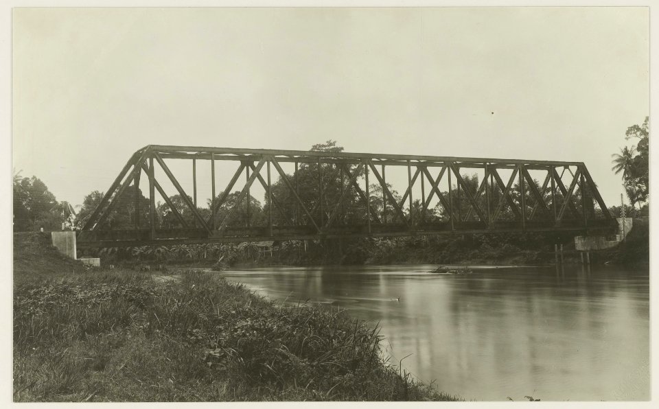 KITLV - 19343 - Kleingrothe, C.J. - Medan - Railway bridge of the Deli Railway Company over the Sungai Padang near railway station Tebing Tinggi - circa 1920