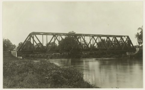 KITLV - 19343 - Kleingrothe, C.J. - Medan - Railway bridge of the Deli Railway Company over the Sungai Padang near railway station Tebing Tinggi - circa 1920