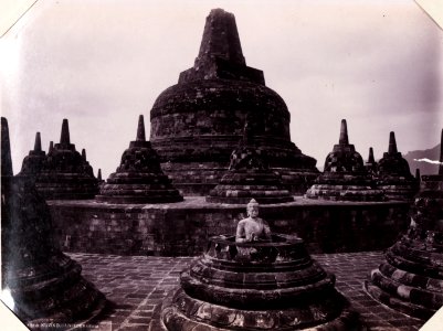 KITLV - 142951 - Kurkdjian, N.V. Photografisch Atelier - Soerabaia-Java - Stupas of the Borobudur in Magelang - circa 1920