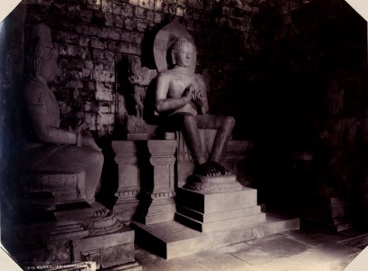 KITLV - 142967 - Kurkdjian, N.V. Photografisch Atelier - Soerabaia-Java - Buddha statues in the temple Candi Mendut in Magelang - circa 1915 photo