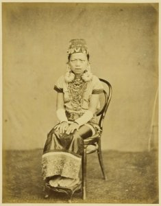 KITLV - 19651 - Lambert & Co., G.R. - Singapore - Dayak woman at Kuching in Sarawak, Borneo - circa 1888