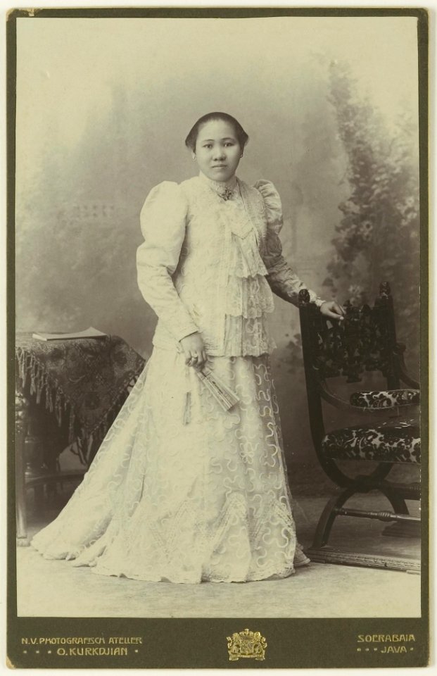 KITLV - 25643 - Kurkdjian, N.V. Photografisch Atelier O. - Soerabaja - Indo-Chinese woman, Surabaya - circa 1910