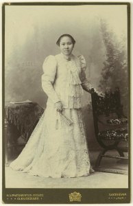KITLV - 25643 - Kurkdjian, N.V. Photografisch Atelier O. - Soerabaja - Indo-Chinese woman, Surabaya - circa 1910