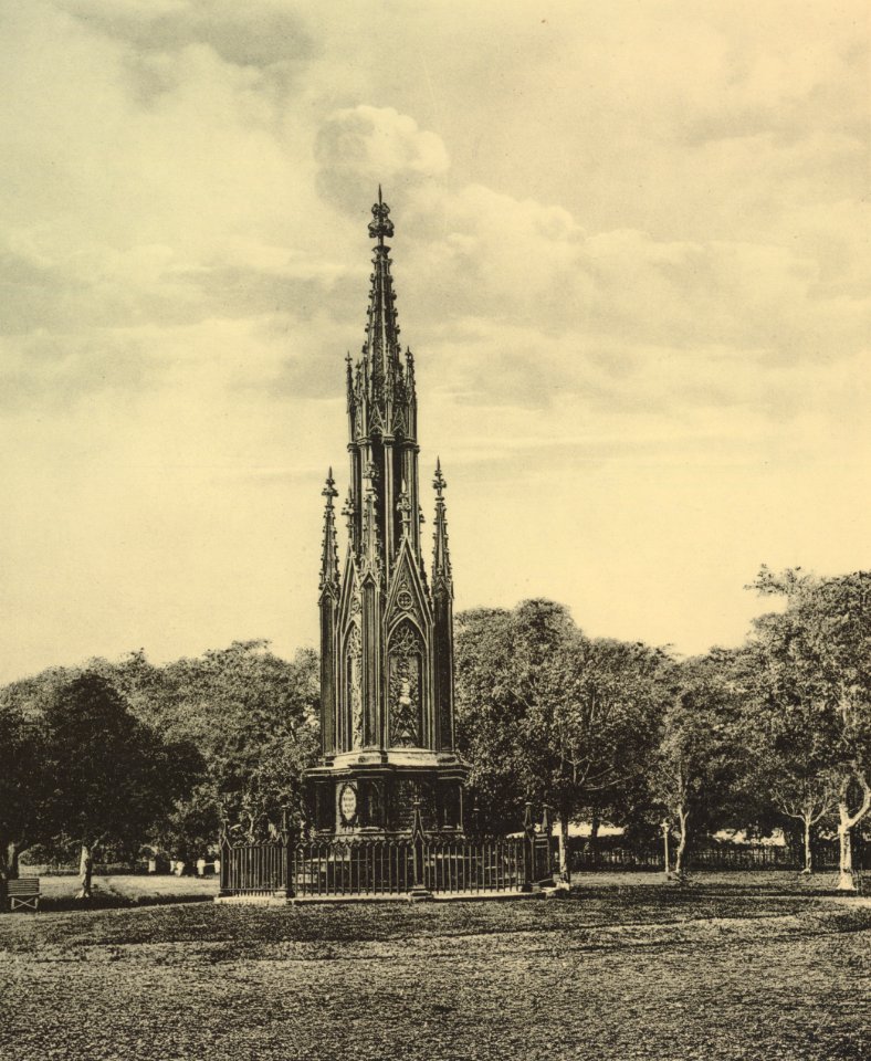 KITLV - 151096 - Demmeni, J. - Michael Monument at Padang - circa 1910