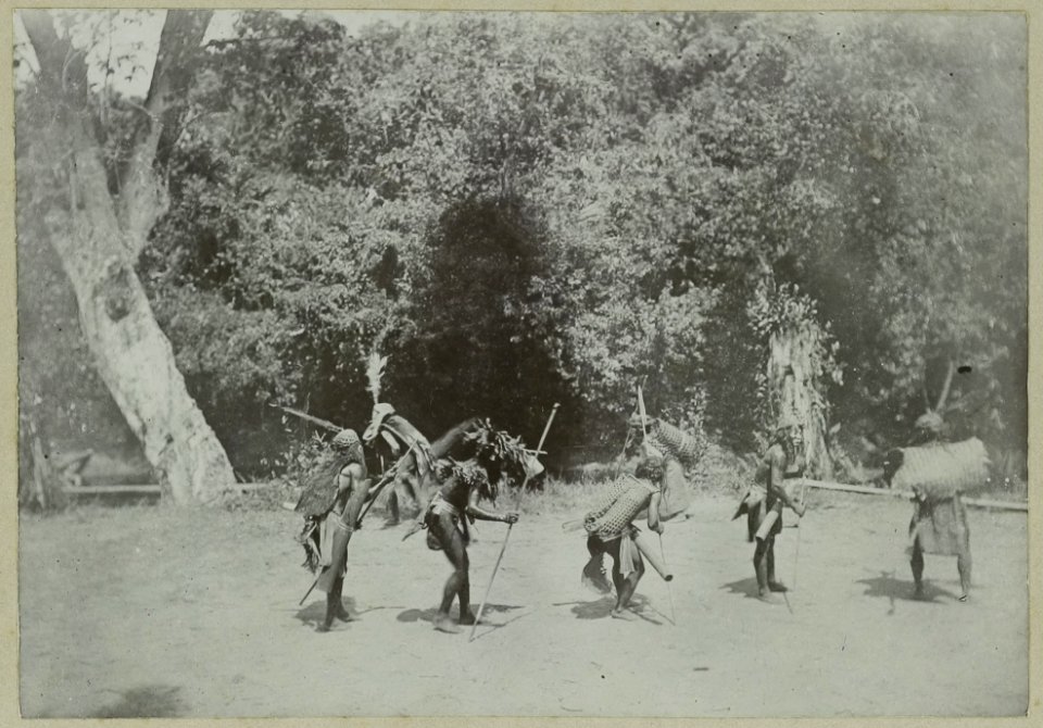 KITLV - 25663 - Demmeni, J. - Masquerade of Kayan Dayaks on the Bloeoe River, Upper Mahakam, Central Borneo at the seed sowing festival. They poke fun at the Poenans, small tribes living in the woods hunting - 1896-09-01