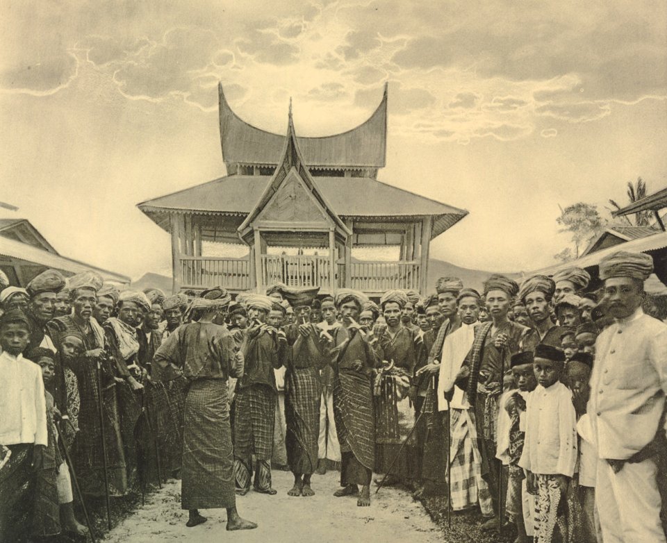 KITLV - 151100 - Demmeni, J. - Recitation for a crowd accompanied by flute (bansi) on the west coast of Sumatra - circa 1910