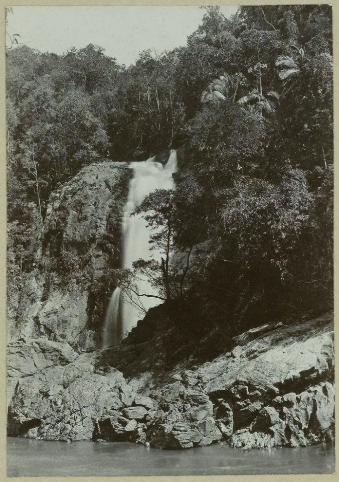 KITLV - 25671 - Demmeni, J. - Kelang Gak, waterfall in the Mahakam that falls approximately 50 meters on the right bank - 1897-04