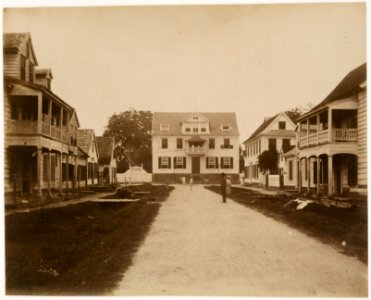 KITLV - 39024 - Muller, Julius Eduard - Paramaribo - The Noorderkerkstraat Paramaribo, seen from the church square, in the center the Surinamse Bank - circa 1885