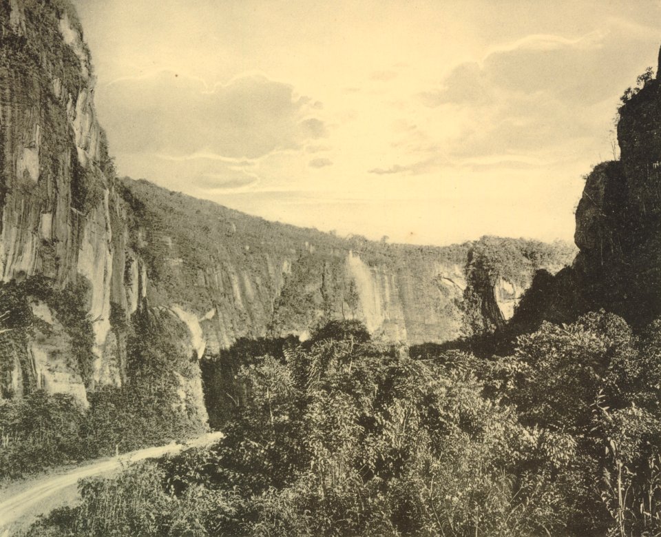 KITLV - 151112 - Demmeni, J. - Waterfall at Harau near Payakumbuh, Sumatra - circa 1910