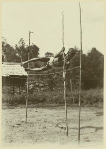 KITLV - 25679 - Demmeni, J. - Jump of a Longglat man, leaving the jumping pole behind, Upper Mahakam, Central Borneo - 1898-1900