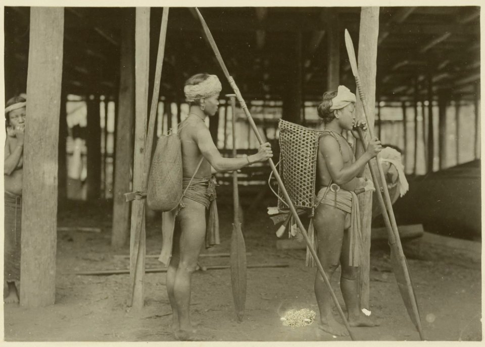 KITLV - 25687 - Demmeni, J. - Erang Bong and Kwing, two Kayans with a reverse kiang and ajat, two types of carrier baskets. Upper Mahakam, Central Borneo - 1898-1900