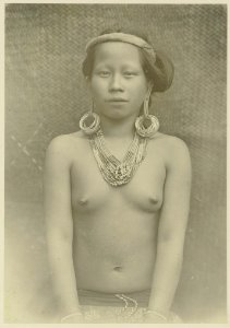 KITLV - 25691 - Demmeni, J. - Ajai Boelan, serf of the Kayans, about 23 years old, Upper Mahakam, Central Borneo - 1898-1900