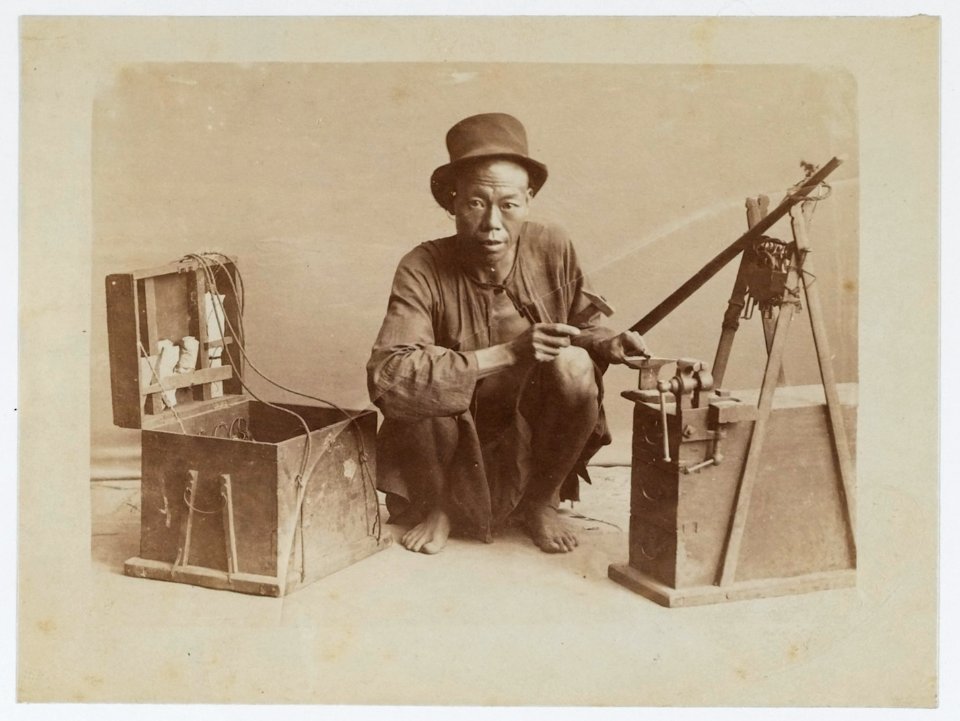 KITLV - 15275 - Lambert & Co., G.R. - Singapore - Chinese locksmith at Singapore - circa 1900