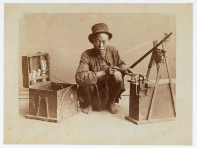 KITLV - 15275 - Lambert & Co., G.R. - Singapore - Chinese locksmith at Singapore - circa 1900 photo
