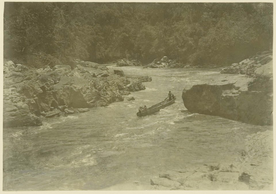 KITLV - 25695 - Demmeni, J. - The Lobang Kubang, a narrowing in the Mahakam River, at low tide, Central Borneo - 1898-1900