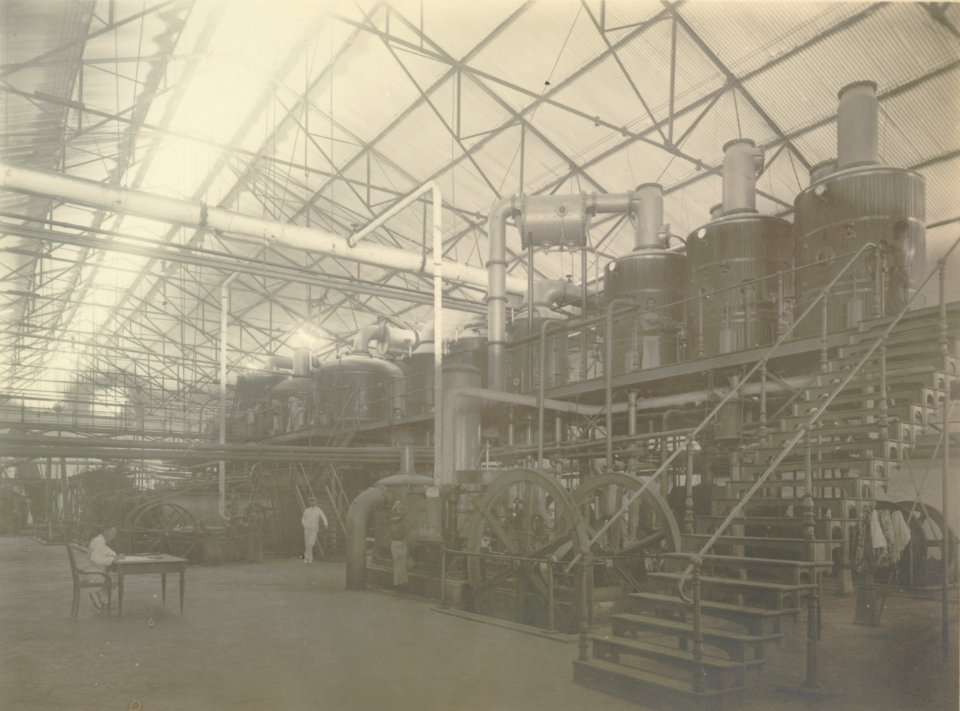 KITLV - 153719 - Kurkdjian, N.V. Photografisch Atelier - Soerabaia-Java - Sugar factory on Java - circa 1918