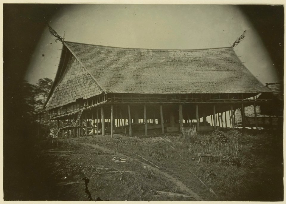 KITLV - 25703 - Demmeni, J. - House of Kwing Irang, head of the Kayans on the Upper Mahakam, Central Borneo - 1898-1900