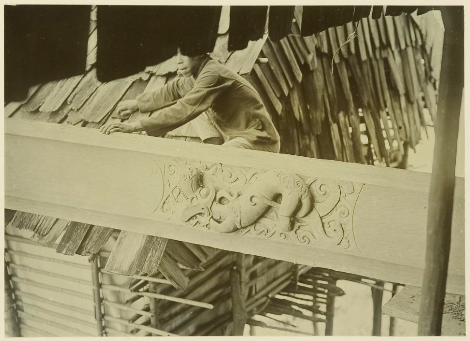 KITLV - 25711 - Demmeni, J. - Woodcarving (dog) on the wooden paneling in the house of Kwing Irang, head of the Kayans on the Upper Mahakam - 1898-1900