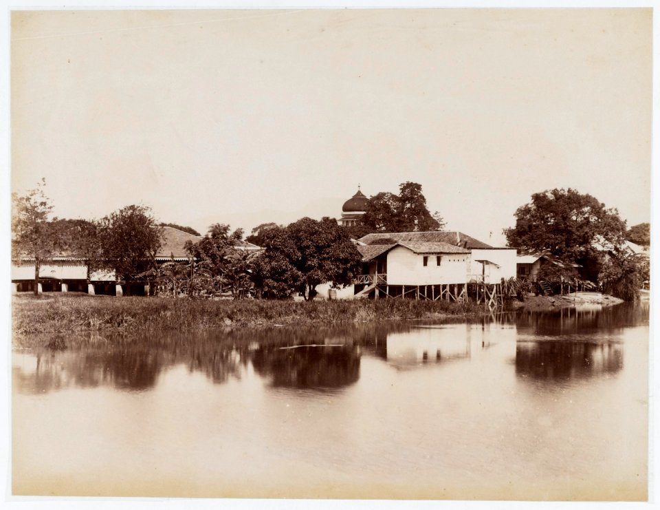 KITLV - 15456 - Lambert & Co., G.R. - Singapore - Houses on the Kroeëng Aceh at Banda Aceh (Kotaraja) with the eight floor of the dome of the Great Mosque - circa 1893