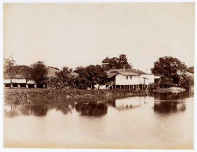 KITLV - 15456 - Lambert & Co., G.R. - Singapore - Houses on the Kroeëng Aceh at Banda Aceh (Kotaraja) with the eight floor of the dome of the Great Mosque - circa 1893 photo