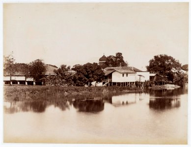 KITLV - 15456 - Lambert & Co., G.R. - Singapore - Houses on the Kroeëng Aceh at Banda Aceh (Kotaraja) with the eight floor of the dome of the Great Mosque - circa 1893