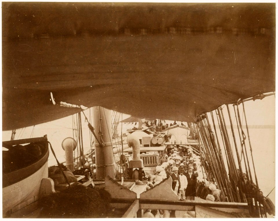 KITLV - 39064 - Muller, Julius Eduard - Paramaribo - Immigrants are inspected upon arrival in Paramaribo on the ship - circa 1885