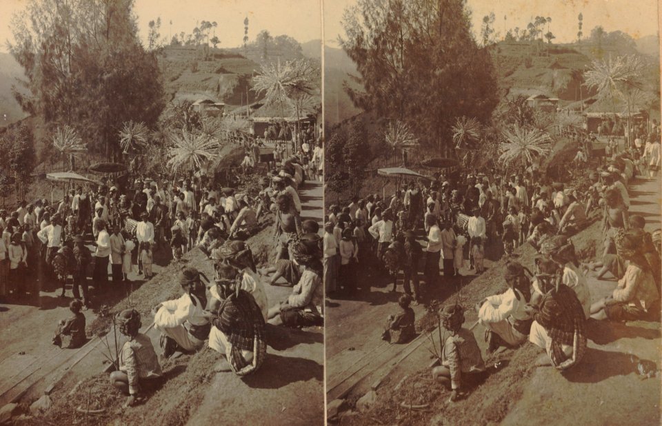 KITLV - 154566 - Kurkdjian, Ohannes - Soerabaya - Procession in a village, probably in the Tengger Mountains - circa 1910