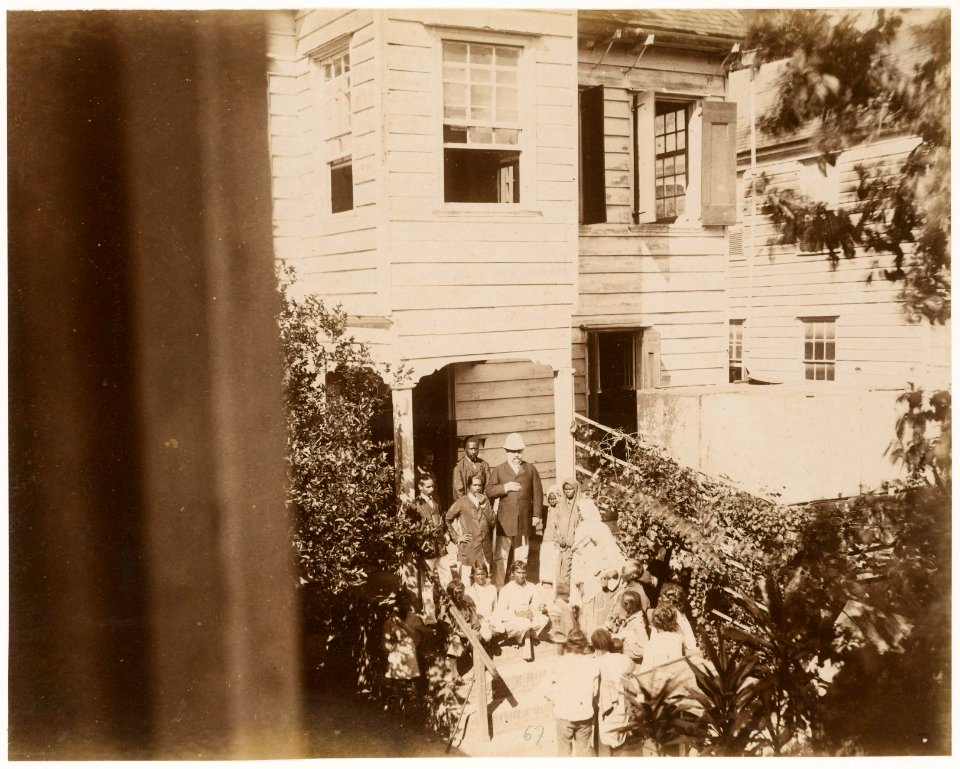 KITLV - 39068 - Muller, Julius Eduard - Paramaribo - One Sunday morning in Paramaribo at the agent-general of the immigration of contract workers, J.F.A. Cateau of Rosevelt, where immigrants give their savings into custody - before 1885
