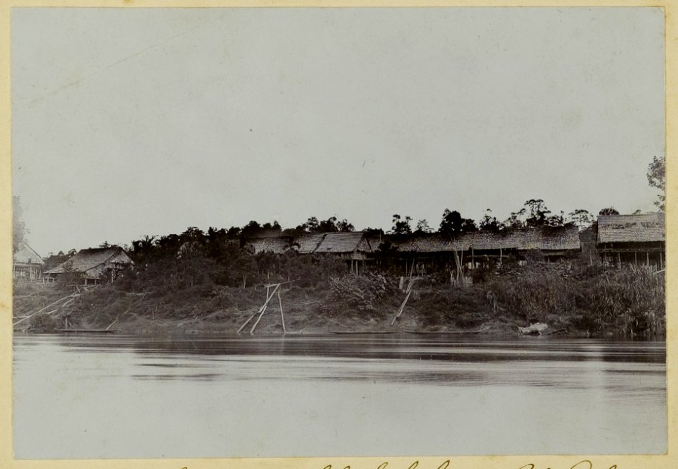 KITLV - 25789 - Demmeni, J. - Batu Sala, Upper Mahakam, Central Borneo. Left the house of the Longglathoofdman pairs Dalong - 1896-1897