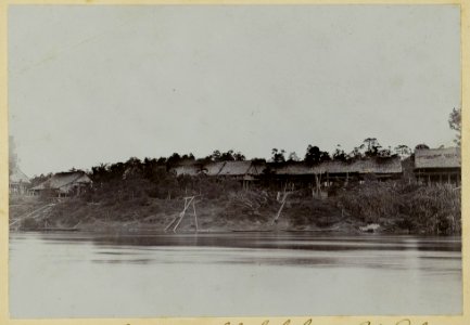 KITLV - 25789 - Demmeni, J. - Batu Sala, Upper Mahakam, Central Borneo. Left the house of the Longglathoofdman pairs Dalong - 1896-1897
