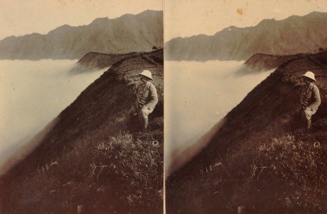 KITLV - 154574 - Kurkdjian, Ohannes - Soerabaya - Photographer O. Kurkdjian on the edge of the Sand Sea (Lautan Pasir) in the Tengger Mountains - circa 1910