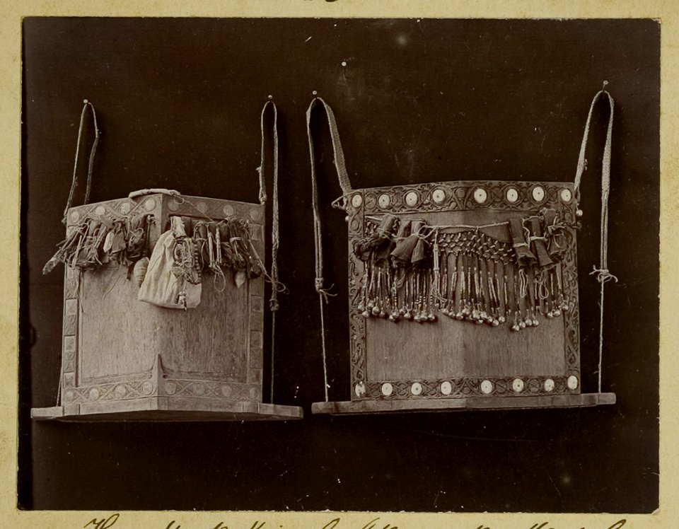 KITLV - 25793 - Demmeni, J. - Hawats (= wooden board to support children) of Kayan headmen on the Mendalam, Upper Kapuas River (Sungai Kapuas) - 1896-1897