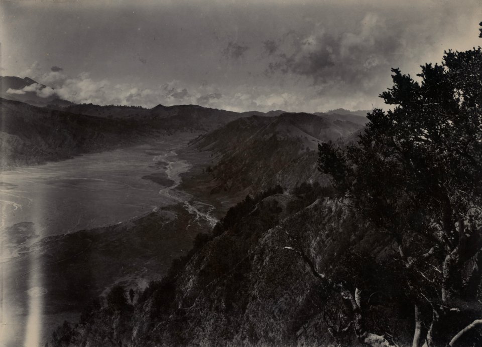 KITLV - 154750 - Kurkdjian, Ohannes - The Sand Sea (Lautan pasir) in the Tengger Mountains, seen from Tosari - circa 1920