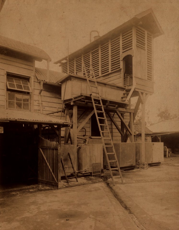 KITLV - 400966 - Workshop of the Curacao Trading Company at Steenbakkerijstraat, Paramaribo - circa 1900-1910