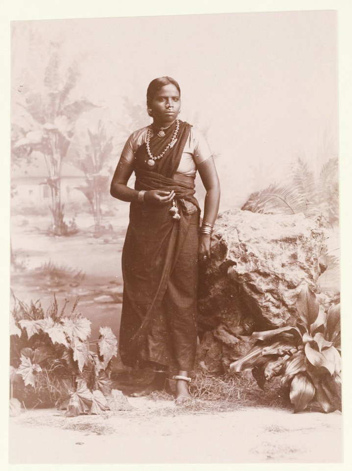 KITLV - 2613 - Kleingrothe, C.J. - Medan - Klingalese woman, probably at Medan, Sumatra - circa 1900