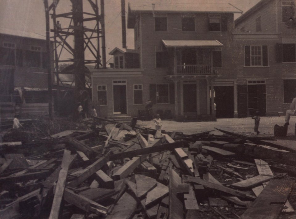 KITLV - 400972 - Construction of a chimney of the ice factory of firm Sträter Esser & Co. Paramaribo - 1900-1910