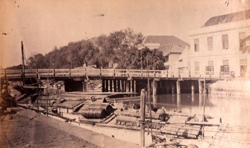 KITLV - 155223 - Buwalda, K. - Soerabaija - Red Bridge in Surabaya against the backdrop of the residency office - 1865 photo