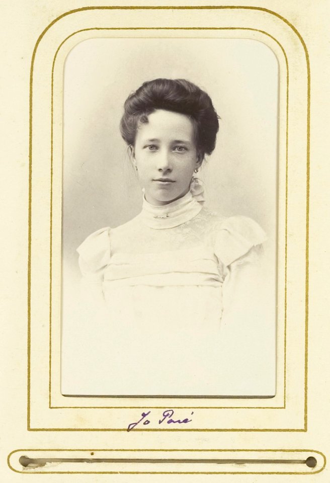 KITLV - 38236 - Kurkdjian, Ohannes - Soerabaja - Jo Paré, daughter of John Paré, physician and Johanna Visscher - circa 1900