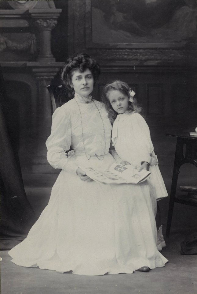 KITLV - 155288 - Kurkdjian, N.V. Photografisch Atelier O. - Soerabaia-Java - European woman with daughter in Surabaya - circa 1910