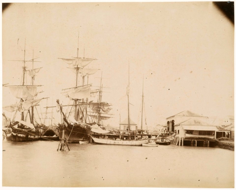 KITLV - 39010 - Muller, Julius Eduard - Paramaribo - Quay for unloading ships in Paramaribo with at the right the coffee balance - circa 1885