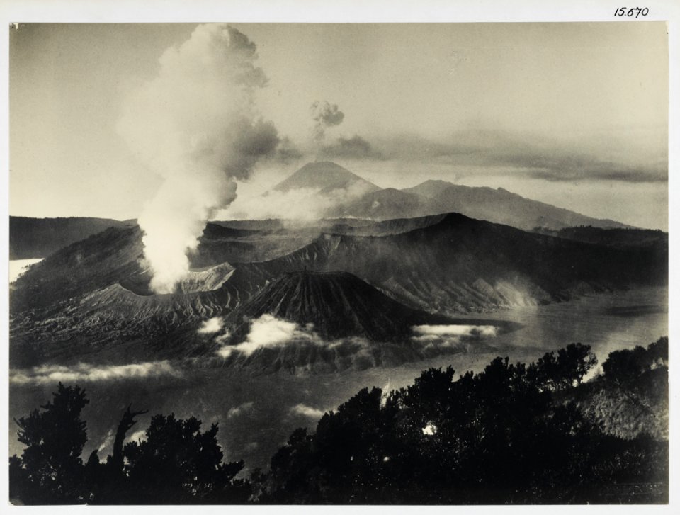 KITLV - 15670 - Kurkdjian - Mount Bromo (Gunung Bromo) with the Sand Sea (Lautan pasir) in the Tengger Mountains. In the background Gunung Gunung Semeru, East Java - circa 1920