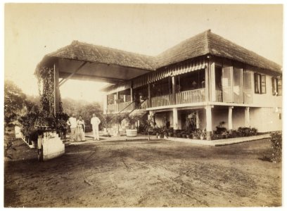 KITLV - 40325 - Stafhell & Kleingrothe - Medan - F.L. Willekes MacDonald (left) with his wife A.A. van Vloten in front of the Administrator's residence of the tobacco company Paja-Bakon at Labuhan Deli - circa 1890 photo