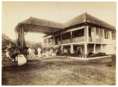 KITLV - 40325 - Stafhell & Kleingrothe - Medan - F.L. Willekes MacDonald (left) with his wife A.A. van Vloten in front of the Administrator's residence of the tobacco company Paja-Bakon at Labuhan Deli - circa 1890