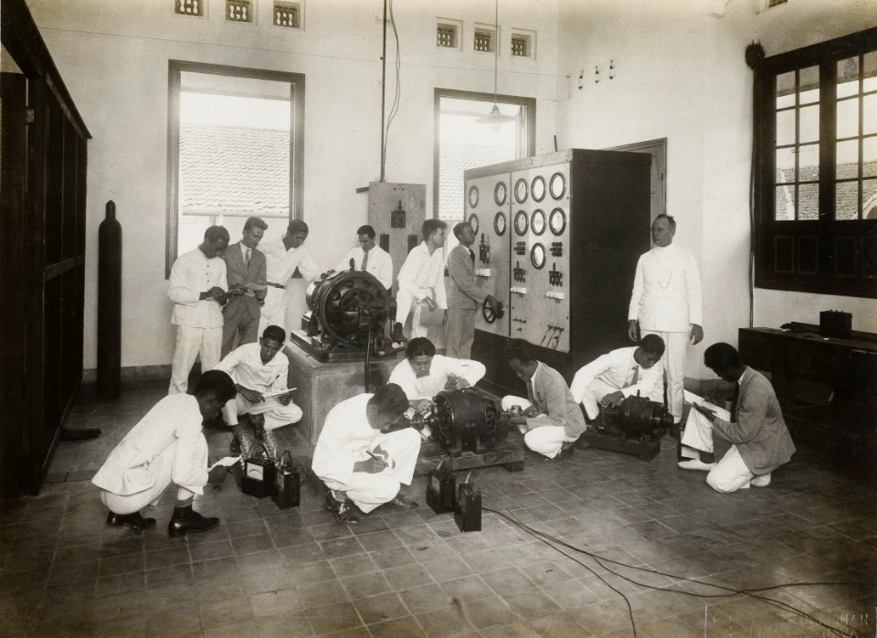 KITLV - 157272 - Kurkdjian, Atelier - Soerabaia Java - Electrical laboratory in the Queen Emma School of Technical Education in Surabaya - circa 1915