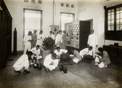KITLV - 157272 - Kurkdjian, Atelier - Soerabaia Java - Electrical laboratory in the Queen Emma School of Technical Education in Surabaya - circa 1915