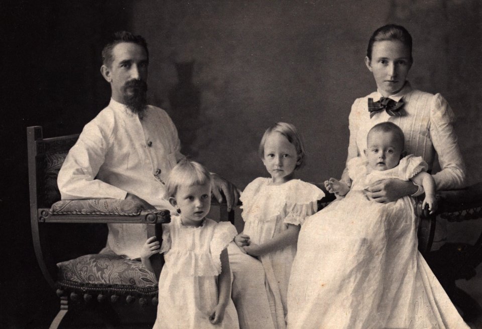 KITLV - 404442 - Kleingrothe, C.J. - Medan & Tandjong Poera - O.K. v. Sumatra - Studio photo of an H. Guillaume with his family at Medan, Sumatra - 1902-04