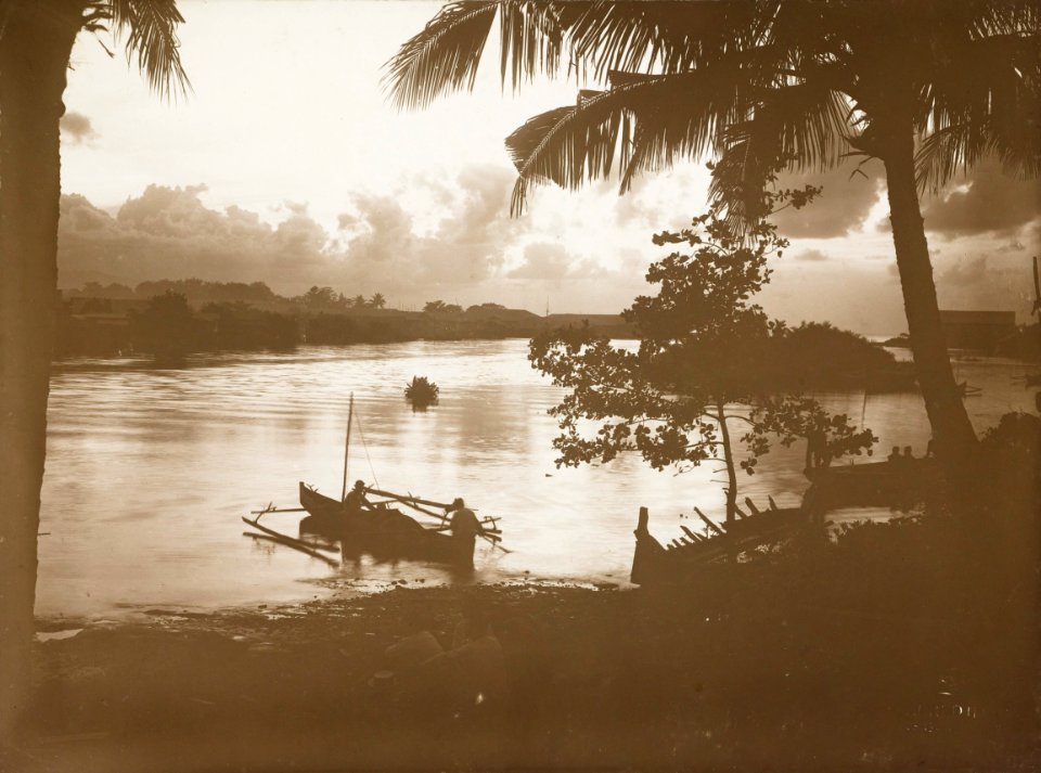 KITLV - 158778 - Kurkdjian - Sourabaia-Java - Sunset on the Manado River at Manado - circa 1900