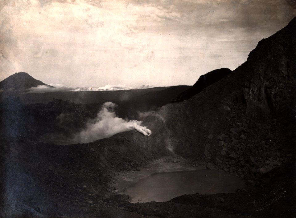 KITLV - 404523 - Kleingrothe - O.K. v. Sumatra - Crater of Gunung Sibayak. In the background the Gunung Sinabung on the east coast of Sumatra - circa 1910